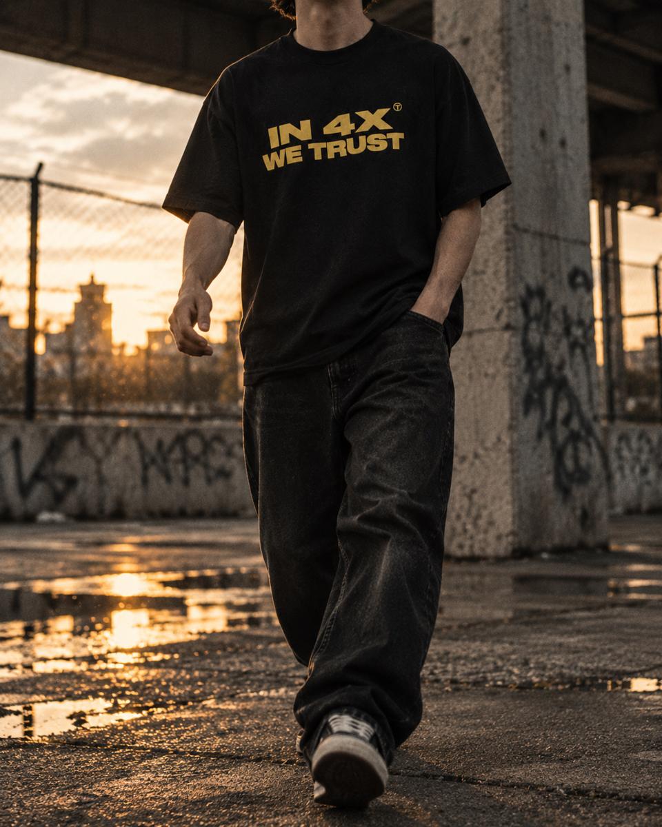 In 4X We Trust Tee frontal getragen und in Bewegung, gelber Print sichtbar