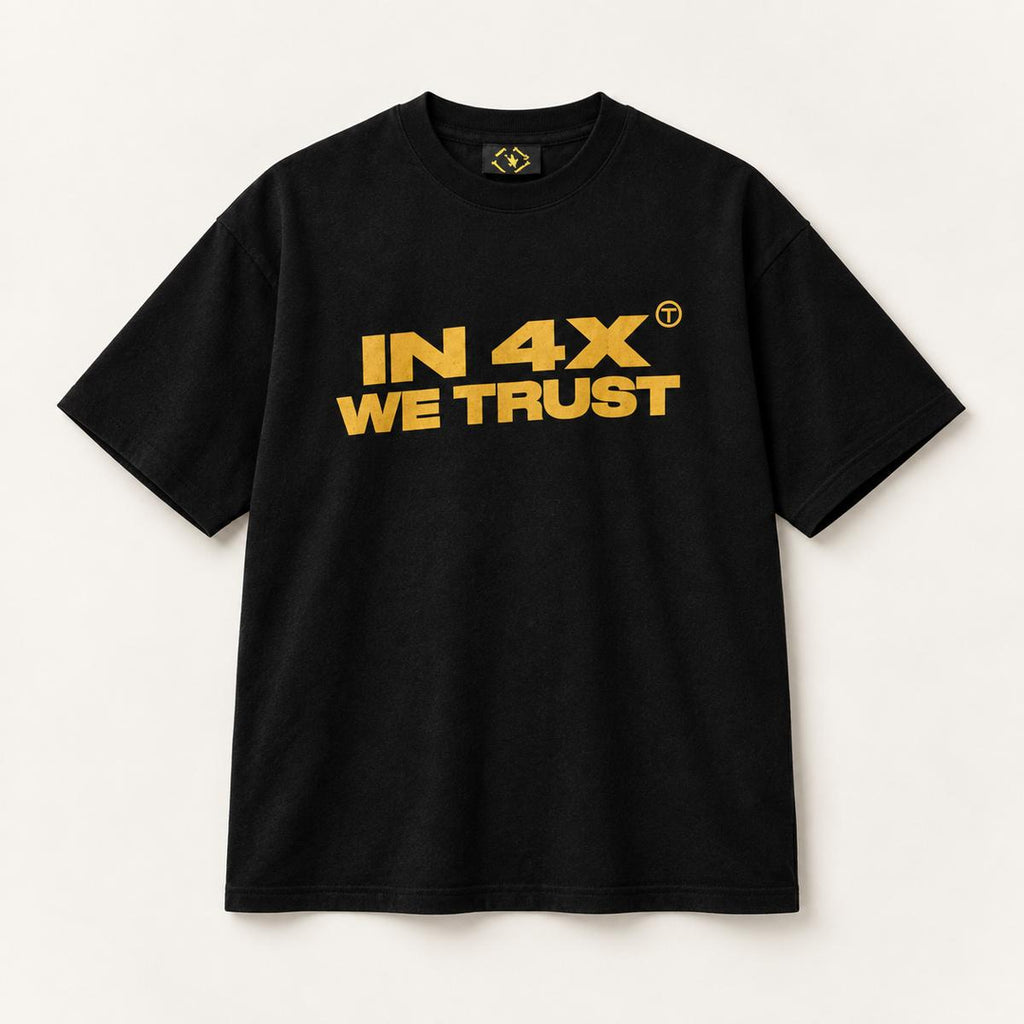 In 4X We Trust Tee flach ausgelegt, Vorderseite mit gelbem Siebdruck
