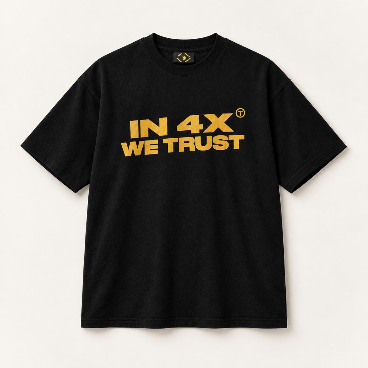 In 4X We Trust Tee flach ausgelegt, Vorderseite mit gelbem Siebdruck