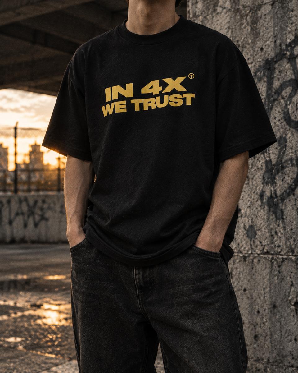 In 4X We Trust Tee frontal stehend getragen, boxy Schnitt sichtbar