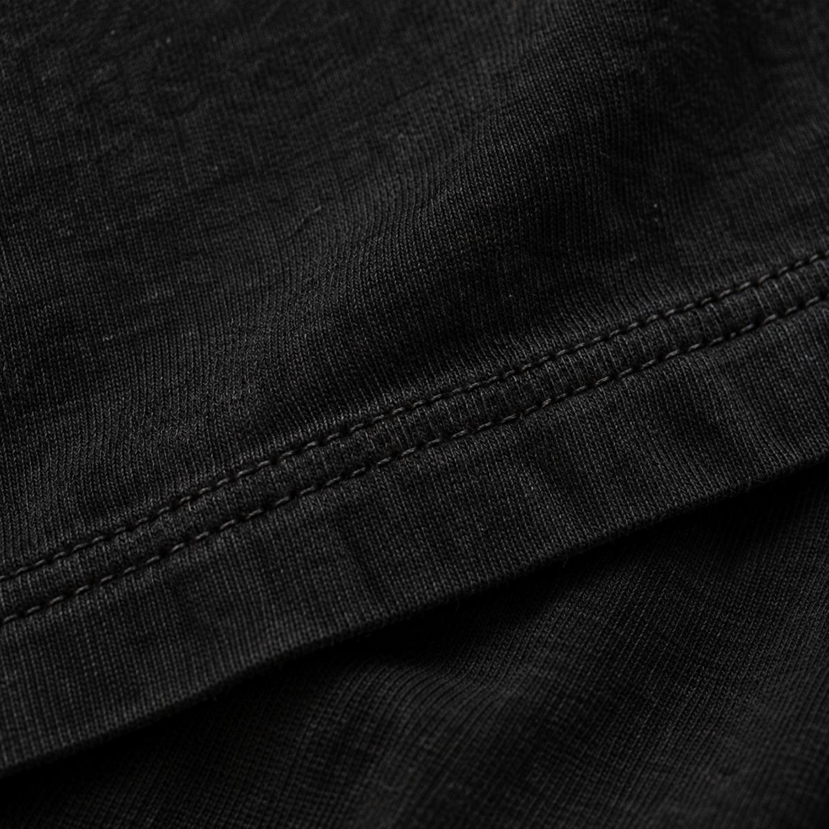 Stoffstruktur und Naht des In 4X We Trust Tee in Nahaufnahme